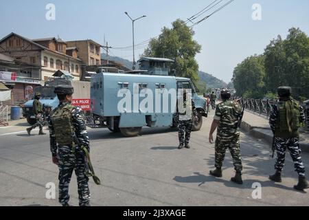 10 avril 2022 : les troopeurs paramilitaires indiens arrivent sur un site de rencontre à Srinagar, au Cachemire administré par l'Inde, le 10 avril 2022. Deux militants étrangers ont été tués lors d'une rencontre avec les forces indiennes. (Image de crédit : © Muzamil Mattoo/IMAGESLIVE via ZUMA Press Wire) Banque D'Images