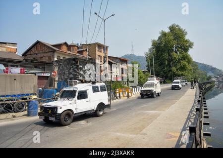 10 avril 2022 : les troopeurs paramilitaires indiens arrivent sur un site de rencontre à Srinagar, au Cachemire administré par l'Inde, le 10 avril 2022. Deux militants étrangers ont été tués lors d'une rencontre avec les forces indiennes. (Image de crédit : © Muzamil Mattoo/IMAGESLIVE via ZUMA Press Wire) Banque D'Images