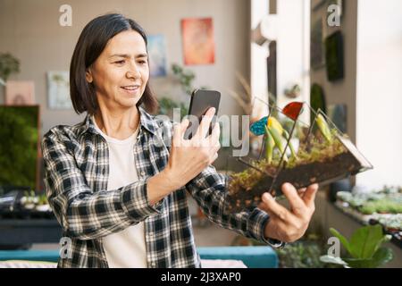 Femme asiatique travaillant en studio et prenant des photos pour les clients Banque D'Images