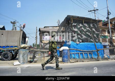 10 avril 2022 : les troopeurs paramilitaires indiens arrivent sur un site de rencontre à Srinagar, au Cachemire administré par l'Inde, le 10 avril 2022. Deux militants étrangers ont été tués lors d'une rencontre avec les forces indiennes. (Image de crédit : © Muzamil Mattoo/IMAGESLIVE via ZUMA Press Wire) Banque D'Images