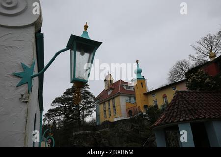 Portmeirion, Gwynedd, pays de Galles du Nord, pays de Galles, Royaume-Uni. Il a été conçu et construit par Sir Clough Williams-Ellis entre 1925 et 1975 dans le style d'un village italien, et est maintenant détenu par une fiducie charitable. Le village est situé dans la communauté de Penrhyndeudraeth, sur l'estuaire de la rivière Dwyryyd, à 2 miles (3,2 km) au sud-est de Porthmadog. Portmeirion a servi de lieu pour de nombreux films et émissions de télévision, plus connu comme "le village" dans l'émission de télévision de 1960s le prisonnier. Banque D'Images