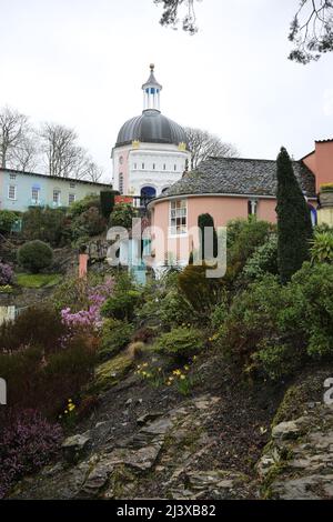 Portmeirion, Gwynedd, pays de Galles du Nord, pays de Galles, Royaume-Uni. Il a été conçu et construit par Sir Clough Williams-Ellis entre 1925 et 1975 dans le style d'un village italien, et est maintenant détenu par une fiducie charitable. Le village est situé dans la communauté de Penrhyndeudraeth, sur l'estuaire de la rivière Dwyryyd, à 2 miles (3,2 km) au sud-est de Porthmadog. Portmeirion a servi de lieu pour de nombreux films et émissions de télévision, plus connu comme "le village" dans l'émission de télévision de 1960s le prisonnier. Banque D'Images