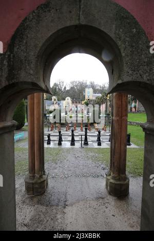 Portmeirion, Gwynedd, pays de Galles du Nord, pays de Galles, Royaume-Uni. Il a été conçu et construit par Sir Clough Williams-Ellis entre 1925 et 1975 dans le style d'un village italien, et est maintenant détenu par une fiducie charitable. Le village est situé dans la communauté de Penrhyndeudraeth, sur l'estuaire de la rivière Dwyryyd, à 2 miles (3,2 km) au sud-est de Porthmadog. Portmeirion a servi de lieu pour de nombreux films et émissions de télévision, plus connu comme "le village" dans l'émission de télévision de 1960s le prisonnier. Banque D'Images