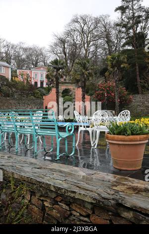 Portmeirion, Gwynedd, pays de Galles du Nord, pays de Galles, Royaume-Uni. Il a été conçu et construit par Sir Clough Williams-Ellis entre 1925 et 1975 dans le style d'un village italien, et est maintenant détenu par une fiducie charitable. Le village est situé dans la communauté de Penrhyndeudraeth, sur l'estuaire de la rivière Dwyryyd, à 2 miles (3,2 km) au sud-est de Porthmadog. Portmeirion a servi de lieu pour de nombreux films et émissions de télévision, plus connu comme "le village" dans l'émission de télévision de 1960s le prisonnier. Banque D'Images