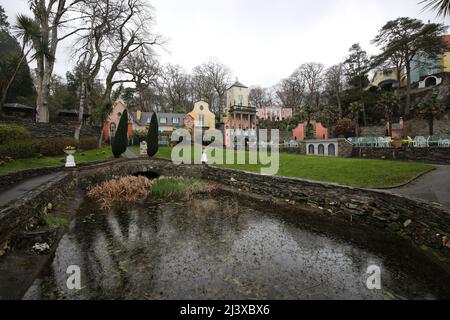 Portmeirion, Gwynedd, pays de Galles du Nord, pays de Galles, Royaume-Uni. Il a été conçu et construit par Sir Clough Williams-Ellis entre 1925 et 1975 dans le style d'un village italien, et est maintenant détenu par une fiducie charitable. Le village est situé dans la communauté de Penrhyndeudraeth, sur l'estuaire de la rivière Dwyryyd, à 2 miles (3,2 km) au sud-est de Porthmadog. Portmeirion a servi de lieu pour de nombreux films et émissions de télévision, plus connu comme "le village" dans l'émission de télévision de 1960s le prisonnier. Banque D'Images