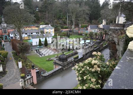 Portmeirion, Gwynedd, pays de Galles du Nord, pays de Galles, Royaume-Uni. Il a été conçu et construit par Sir Clough Williams-Ellis entre 1925 et 1975 dans le style d'un village italien, et est maintenant détenu par une fiducie charitable. Le village est situé dans la communauté de Penrhyndeudraeth, sur l'estuaire de la rivière Dwyryyd, à 2 miles (3,2 km) au sud-est de Porthmadog. Portmeirion a servi de lieu pour de nombreux films et émissions de télévision, plus connu comme "le village" dans l'émission de télévision de 1960s le prisonnier. Banque D'Images