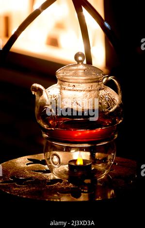 Théière en verre pour faire du thé. Chauffage à partir d'une bougie Banque D'Images