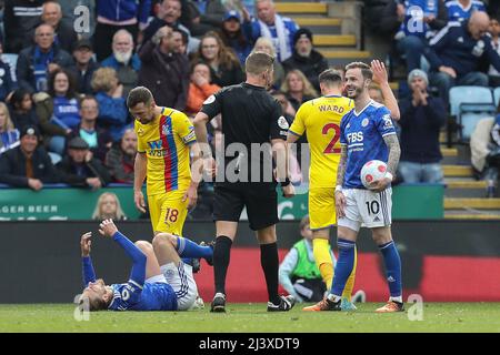 Leicester, Royaume-Uni. 10th avril 2022. James Maddison #10 de Leicester City rit avec l'arbitre Robert Jones à Leicester, Royaume-Uni, le 4/10/2022. (Photo de James Heaton/News Images/Sipa USA) crédit: SIPA USA/Alay Live News Banque D'Images