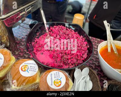 Przemysl, Pologne. 9th avril 2022. Salade de betteraves rouges et délicieux sandwichs au fromage et au salami, faits frais tous les jours: Cuisine centrale mondiale, servi dans la tente chauffée de la gare de Przemysl par un jour particulièrement froid et pluvieux, nourrissant tout réfugié ukrainien qui a faim, et beaucoup de travailleurs humanitaires et de presse aussi. (Image de crédit : © Amy Katz/ZUMA Press Wire) Banque D'Images