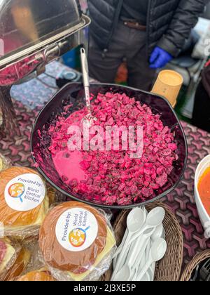 Przemysl, Pologne. 9th avril 2022. Salade de betteraves rouges et délicieux sandwichs au fromage et au salami, faits frais tous les jours: Cuisine centrale mondiale, servi dans la tente chauffée de la gare de Przemysl par un jour particulièrement froid et pluvieux, nourrissant tout réfugié ukrainien qui a faim, et beaucoup de travailleurs humanitaires et de presse aussi. (Image de crédit : © Amy Katz/ZUMA Press Wire) Banque D'Images