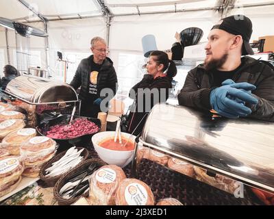 Przemysl, Pologne. 9th avril 2022. World Central Kitchen nourriture et volontaires dans la tente WCK, dans la tente chaude à la gare de Przemysl par un jour particulièrement froid et pluvieux, nourrissant tout réfugié ukrainien qui a faim, et beaucoup de travailleurs humanitaires et de la presse aussi. (Image de crédit : © Amy Katz/ZUMA Press Wire) Banque D'Images