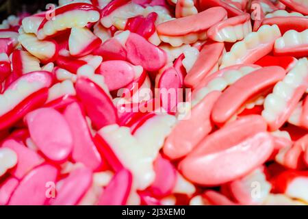 Bonbons gélifiés. Bonbons en gelée en forme de dents. Banque D'Images