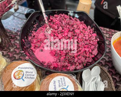 Przemysl, Pologne. 9th avril 2022. Salade de betteraves rouges et délicieux sandwichs au fromage et au salami, faits frais tous les jours: Cuisine centrale mondiale, servi dans la tente chauffée de la gare de Przemysl par un jour particulièrement froid et pluvieux, nourrissant tout réfugié ukrainien qui a faim, et beaucoup de travailleurs humanitaires et de presse aussi. (Image de crédit : © Amy Katz/ZUMA Press Wire) Banque D'Images