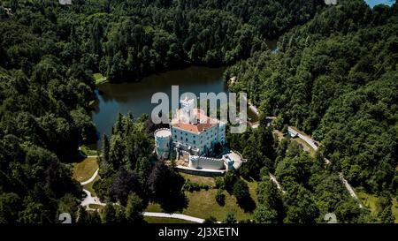 Vue aérienne du château de Trakoscan, Trakoscan, Croatie Banque D'Images