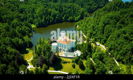 Vue aérienne du château de Trakoscan, Trakoscan, Croatie Banque D'Images