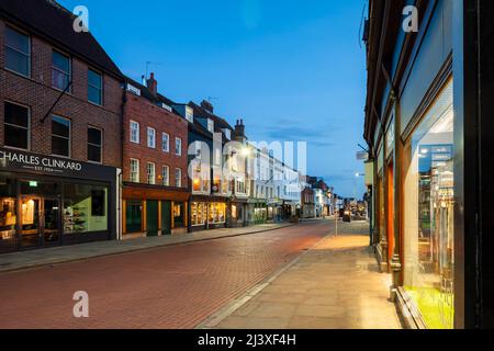 Soirée sur South Street dans le centre-ville de Chichester, West Sussex, Angleterre. Banque D'Images