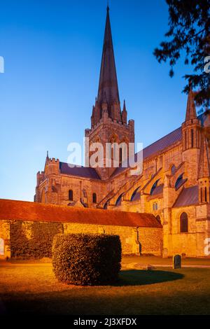 La nuit tombe à la cathédrale Chichester, West Sussex, Angleterre. Banque D'Images