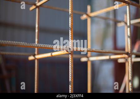 Tige en acier soudée. Cage en pièces d'acier. L'objet est dans le garage. Soudures sur la structure. Objet exposé à la lumière du soleil. Banque D'Images