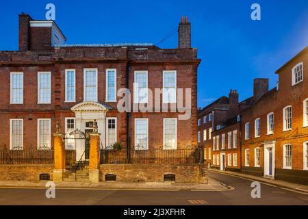 Soirée dans le centre-ville de Chichester, West Sussex, Angleterre. Banque D'Images