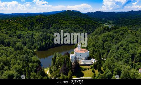 Vue aérienne du château de Trakoscan, Trakoscan, Croatie Banque D'Images