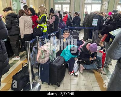 Przemysl, Pologne. 9th avril 2022. Par temps très froid et pluvieux, les réfugiés ukrainiens à la gare de Przemysl, le point d'entrée ferroviaire en Pologne le plus proche de la frontière '''' la ville ukrainienne de Lviv se trouve à moins de 100 KM ''''', est en train de teeming avec des personnes fuyant la guerre de la Russie contre eux, essayer de monter à bord de trains dans des endroits plus sûrs. (Image de crédit : © Amy Katz/ZUMA Press Wire) Banque D'Images