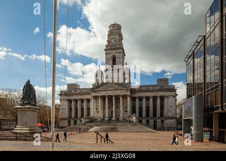 Après-midi de printemps au Guildhall de Portsmouth, Hampshire, Angleterre. Banque D'Images