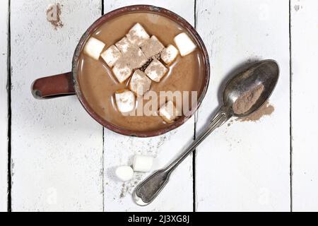boisson chaude au chocolat dans un mug en émail d'époque sur fond de bois Banque D'Images