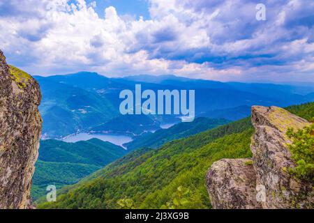 Vue de Bekovi skali au réservoir de Vacha - un plan d'eau associé à un barrage dans la municipalité de Devin, dans le sud de la Bulgarie Banque D'Images