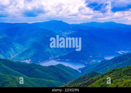 Vue de Bekovi skali au réservoir de Vacha - un plan d'eau associé à un barrage dans la municipalité de Devin, dans le sud de la Bulgarie Banque D'Images