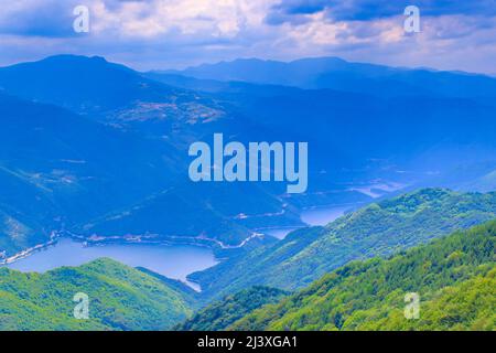 Vue de Bekovi skali au réservoir de Vacha - un plan d'eau associé à un barrage dans la municipalité de Devin, dans le sud de la Bulgarie Banque D'Images