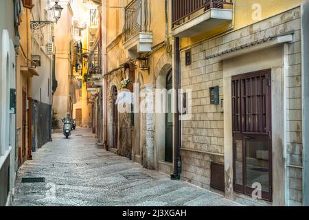 Rue étroite italienne typique dans la vieille ville de Bari, profondeur de champ effet, Puglia (Apulia), sud de l'Italie Banque D'Images