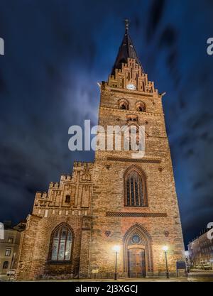 Église Saint-Pierre (Sankt Petri kyrka) la nuit. Plus ancienne église de Malmö, style gothique de brique du 14th siècle, Suède Banque D'Images