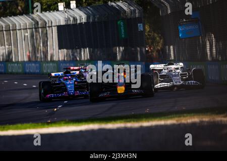 Melbourne, Australie. 10th avril 2022. 14 ALONSO Fernando (spa), Alpine F1 Team A522, 10 GASLY Pierre (fra), Scuderia AlphaTauri AT03, 01 VERSTAPPEN Max (nld), Red Bull Racing RB18, action pendant le Grand Prix australien de Formule 1 Heineken 2022, 3rd tour du Championnat du monde de Formule 1 FIA 2022, sur le circuit Albert Park, Du 8 au 10 avril 2022 à Melbourne, Australie - photo: Florent Gooden/DPPI/LiveMedia crédit: Independent photo Agency/Alay Live News Banque D'Images