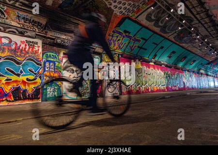 Cyling à travers le tunnel de l'arche de la rue Leake, Waterloo, Londres Banque D'Images