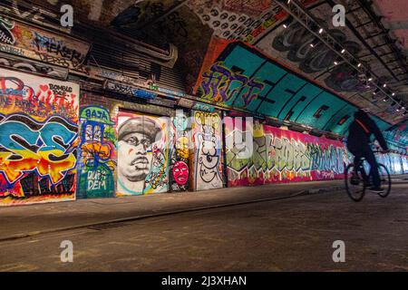 Cyling à travers le tunnel de l'arche de la rue Leake, Waterloo, Londres Banque D'Images