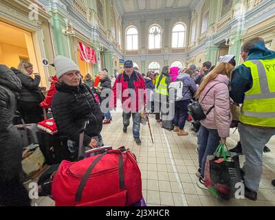 Przemysl, Pologne. 9th avril 2022. Par temps très froid et pluvieux, les réfugiés ukrainiens à la gare de Przemysl, le point d'entrée ferroviaire en Pologne le plus proche de la frontière '''' la ville ukrainienne de Lviv se trouve à moins de 100 KM ''''', est en train de teeming avec des personnes fuyant la guerre de la Russie contre eux, essayer de monter à bord de trains dans des endroits plus sûrs. (Image de crédit : © Amy Katz/ZUMA Press Wire) Banque D'Images