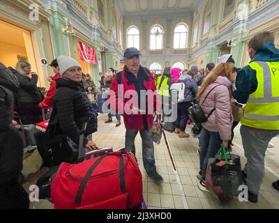 Przemysl, Pologne. 9th avril 2022. Par temps très froid et pluvieux, les réfugiés ukrainiens à la gare de Przemysl, le point d'entrée ferroviaire en Pologne le plus proche de la frontière '''' la ville ukrainienne de Lviv se trouve à moins de 100 KM ''''', est en train de teeming avec des personnes fuyant la guerre de la Russie contre eux, essayer de monter à bord de trains dans des endroits plus sûrs. (Image de crédit : © Amy Katz/ZUMA Press Wire) Banque D'Images