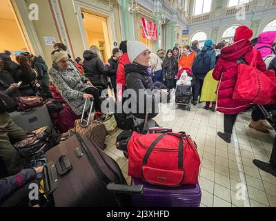 Przemysl, Pologne. 9th avril 2022. Par temps très froid et pluvieux, les réfugiés ukrainiens à la gare de Przemysl, le point d'entrée ferroviaire en Pologne le plus proche de la frontière '''' la ville ukrainienne de Lviv se trouve à moins de 100 KM ''''', est en train de teeming avec des personnes fuyant la guerre de la Russie contre eux, essayer de monter à bord de trains dans des endroits plus sûrs. (Image de crédit : © Amy Katz/ZUMA Press Wire) Banque D'Images