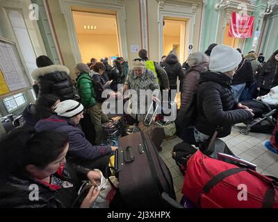 Przemysl, Pologne. 9th avril 2022. Par temps très froid et pluvieux, les réfugiés ukrainiens à la gare de Przemysl, le point d'entrée ferroviaire en Pologne le plus proche de la frontière '''' la ville ukrainienne de Lviv se trouve à moins de 100 KM ''''', est en train de teeming avec des personnes fuyant la guerre de la Russie contre eux, essayer de monter à bord de trains dans des endroits plus sûrs. (Image de crédit : © Amy Katz/ZUMA Press Wire) Banque D'Images