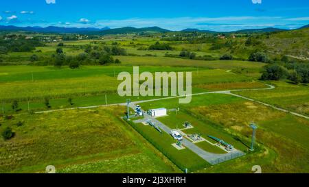 Vue aérienne de la station de réduction DE GAZODUC près de Plaski, Croatie Banque D'Images