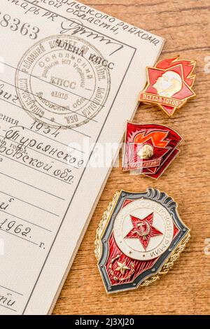 Trois badges PIN du Parti communiste de Russie soviétique - Prix excellent travailleur de l'armée soviétique, 2 badges Pioneer et registre des membres du Parti. Voir LES REMARQUES Banque D'Images