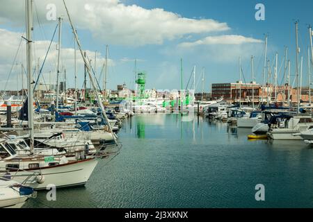 Après-midi de printemps à Haslar Marina à Gosport, Hampshire, Angleterre. Banque D'Images