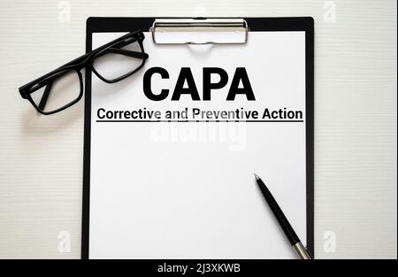 Papier avec des mots plans d'action corrective et préventive CAPA. Banque D'Images