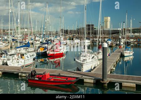 Après-midi de printemps à Haslar Marina à Gosport, Hampshire, Angleterre. Banque D'Images