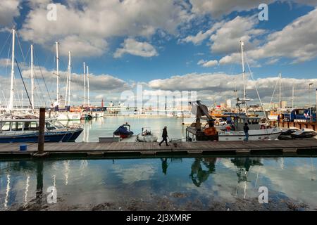 Après-midi de printemps à Gosport Marina, Hampshire, Angleterre. Banque D'Images