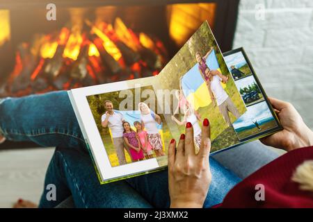 Archives photos de famille enregistrées dans un livre photo aux couleurs vives ; souvenirs d'été éclatants placés dans le livre photo. Famille avec drapeau de l'ukraine Banque D'Images