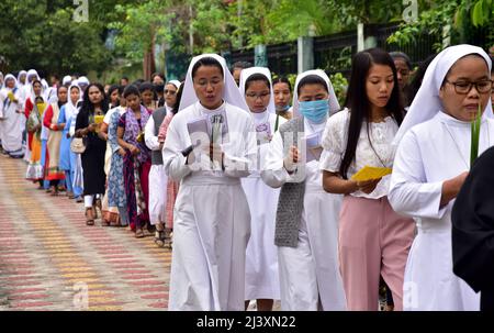 Guwahati, Guwahati, Inde. 10th avril 2022. Nonnes prenant part à la procession en portant la feuille de palmier à l'occasion du dimanche des palmes à Don Bosco à Guwahati Assam Inde le dimanche 10th avril 2022 (Credit image: © Dasarath Deka/ZUMA Press Wire) Credit: ZUMA Press, Inc./Alay Live News Banque D'Images