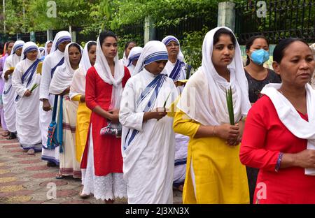 Guwahati, Guwahati, Inde. 10th avril 2022. Nonnes prenant part à la procession en portant la feuille de palmier à l'occasion du dimanche des palmes à Don Bosco à Guwahati Assam Inde le dimanche 10th avril 2022 (Credit image: © Dasarath Deka/ZUMA Press Wire) Credit: ZUMA Press, Inc./Alay Live News Banque D'Images