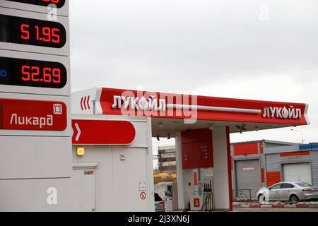 Logo Lukoil vu à l'extérieur d'une station-service à Saint-Pétersbourg, en Russie. Banque D'Images