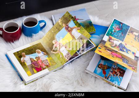 Archives photos de famille enregistrées dans un livre photo aux couleurs vives ; souvenirs d'été éclatants placés dans le livre photo. Famille avec drapeau de l'ukraine Banque D'Images